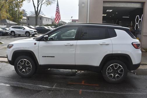 Bright White Clearcoat 2024 Jeep Compass Trailhawk