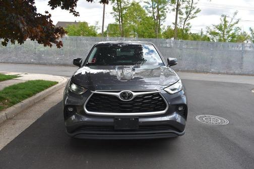 Magnetic Gray Metallic 2025 Toyota Highlander LE