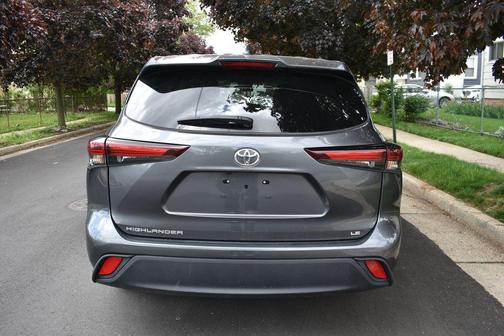 Magnetic Gray Metallic 2025 Toyota Highlander LE