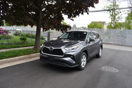 Magnetic Gray Metallic 2025 Toyota Highlander LE