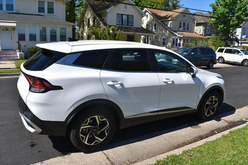 Glacier White Pearl/Black 2025 Kia Sportage LX