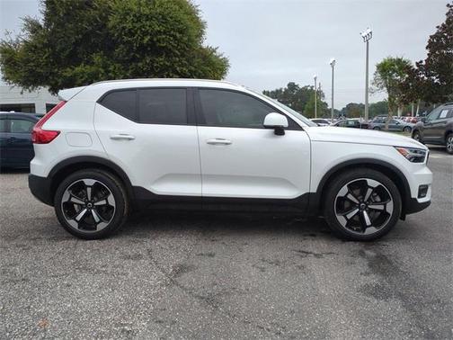 2022 Volvo XC40 T5 Momentum