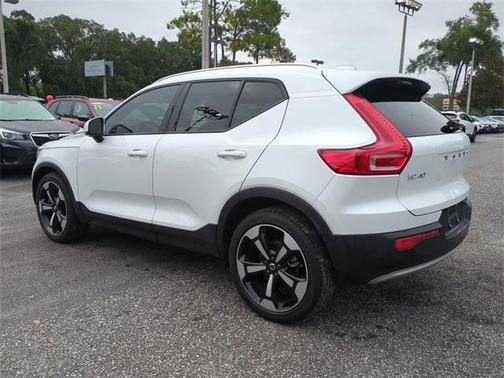 2022 Volvo XC40 T5 Momentum