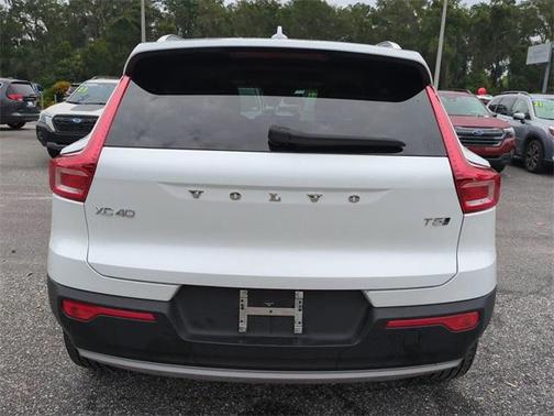2022 Volvo XC40 T5 Momentum