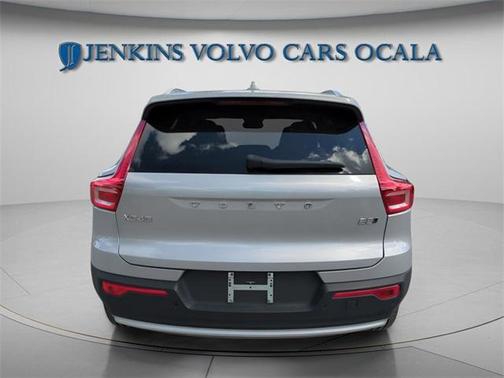 2025 Volvo XC40 B5 Core Bright Theme