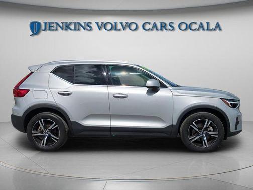 2025 Volvo XC40 B5 Core Bright Theme
