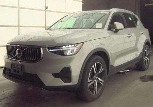 2025 Volvo XC40 B5 Core Bright Theme