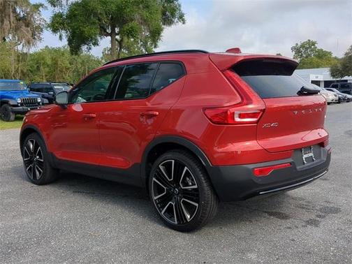 2023 Volvo XC40 B4 Ultimate Dark Theme