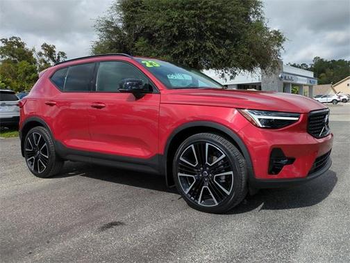 2023 Volvo XC40 B4 Ultimate Dark Theme