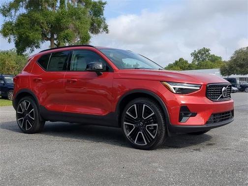 2023 Volvo XC40 B4 Ultimate Dark Theme