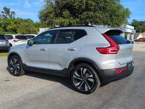 2025 Volvo XC40 B5 Plus Dark Theme