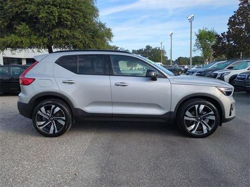 2025 Volvo XC40 B5 Plus Dark Theme