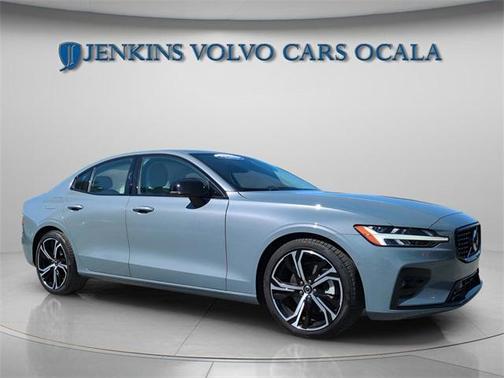 2024 Volvo S60 B5 Ultimate Dark Theme