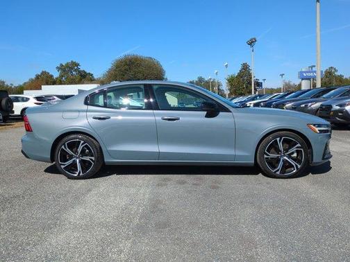 2024 Volvo S60 B5 Ultimate Dark Theme