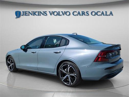 2024 Volvo S60 B5 Ultimate Dark Theme