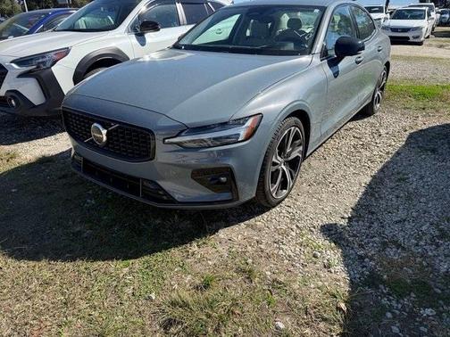 2024 Volvo S60 B5 Ultimate Dark Theme