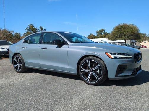 2024 Volvo S60 B5 Ultimate Dark Theme