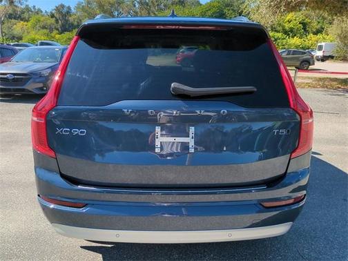 2022 Volvo XC90 T5 Momentum 7 Passenger