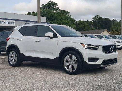 2020 Volvo XC40 T4 Momentum
