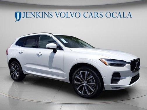 Crystal White 2022 Volvo XC60 B5 Momentum