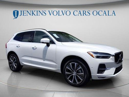 Crystal White 2022 Volvo XC60 B5 Momentum