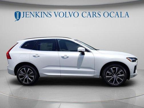 Crystal White 2022 Volvo XC60 B5 Momentum