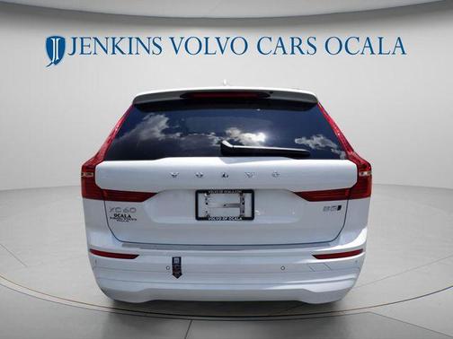 Crystal White 2022 Volvo XC60 B5 Momentum