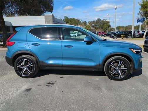 2025 Volvo XC40 B5 Core Bright Theme