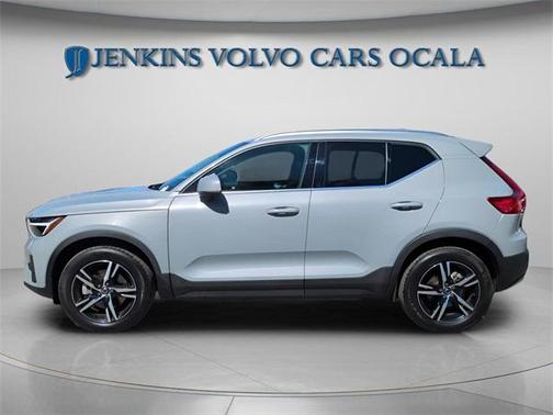 2025 Volvo XC40 B5 Core Bright Theme