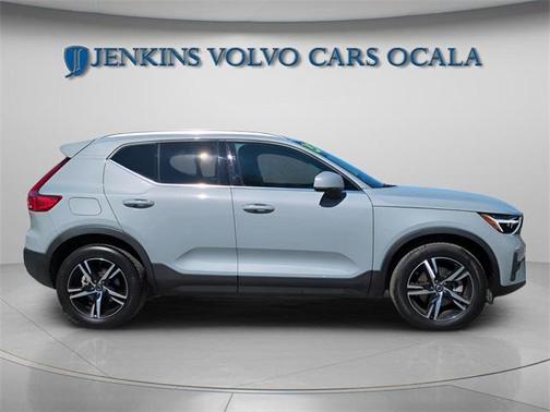 2025 Volvo XC40 B5 Core Bright Theme
