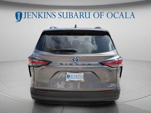 2022 Toyota Sienna LE