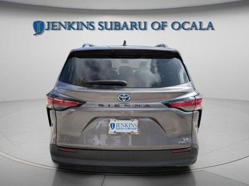 2022 Toyota Sienna LE