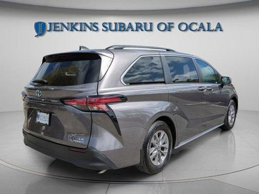 2022 Toyota Sienna LE