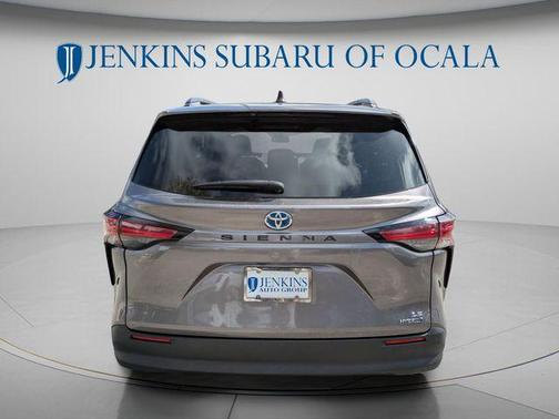 2022 Toyota Sienna LE