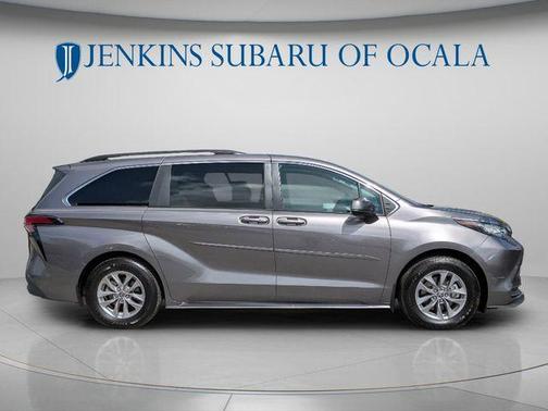 2022 Toyota Sienna LE