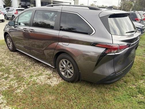2022 Toyota Sienna LE