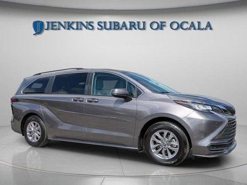 2022 Toyota Sienna LE