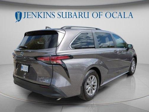 2022 Toyota Sienna LE