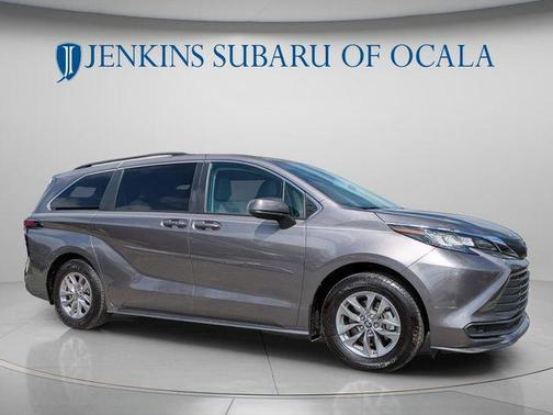 2022 Toyota Sienna LE