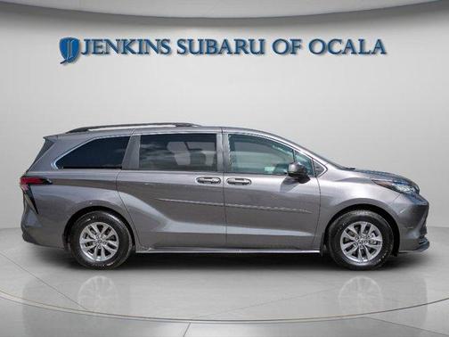 2022 Toyota Sienna LE