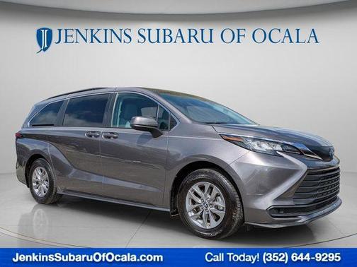 2022 Toyota Sienna LE