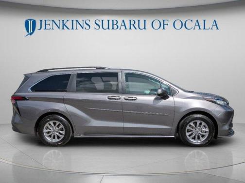 2022 Toyota Sienna LE
