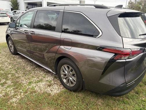 2022 Toyota Sienna LE