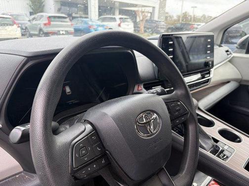 2022 Toyota Sienna LE