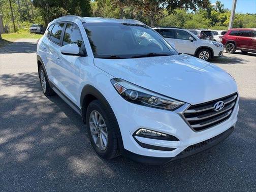 Dazzling White 2017 Hyundai TUCSON SE