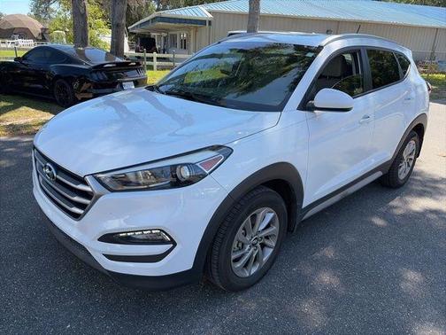Dazzling White 2017 Hyundai TUCSON SE