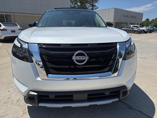 2025 Nissan Pathfinder Platinum FWD