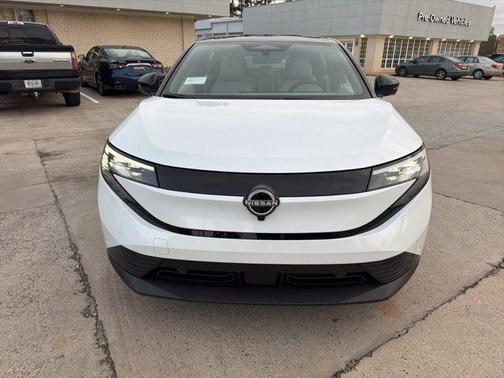 Everest White Pearl Tricoat/Black 2026 Nissan Leaf SV+