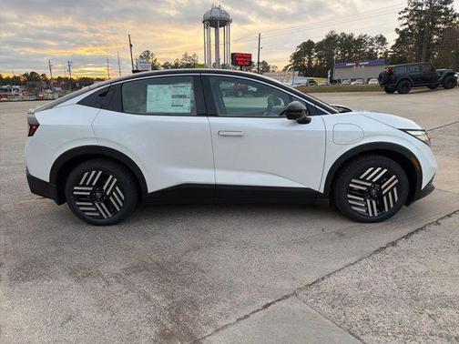 Everest White Pearl Tricoat/Black 2026 Nissan Leaf SV+