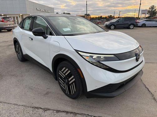 Everest White Pearl Tricoat/Black 2026 Nissan Leaf SV+